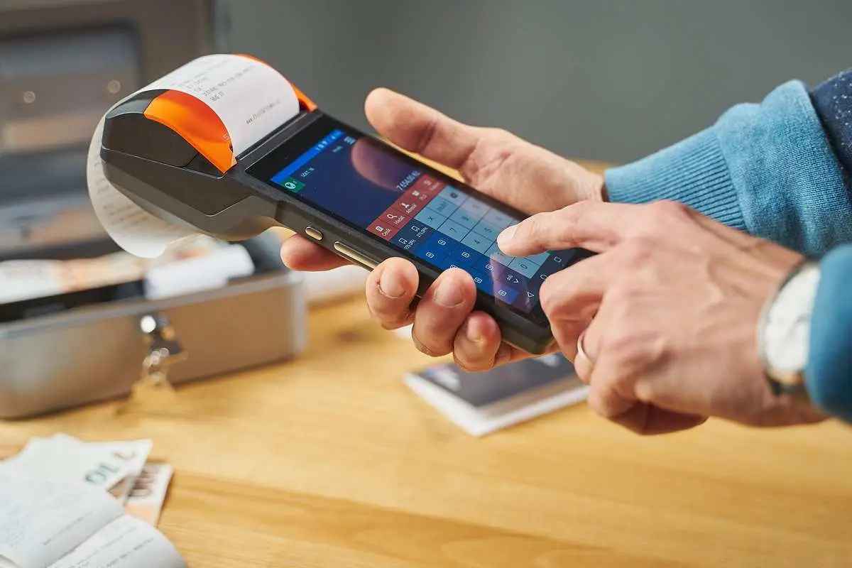 Nuovo bonus POS per commercianti: ecco chi può richiederlo e quanto si risparmia