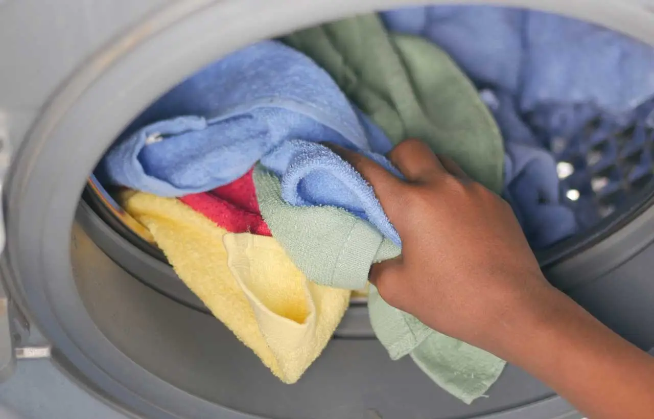 L’errore comune che fai lavando gli strofinacci con la candeggina e che li rovina